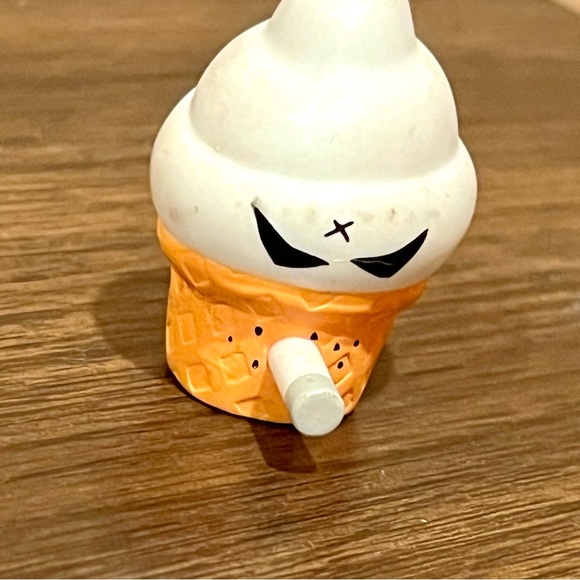 RARE🎉 - KidRobot ice cream cigarette collectible figure - Picture 4 of 11